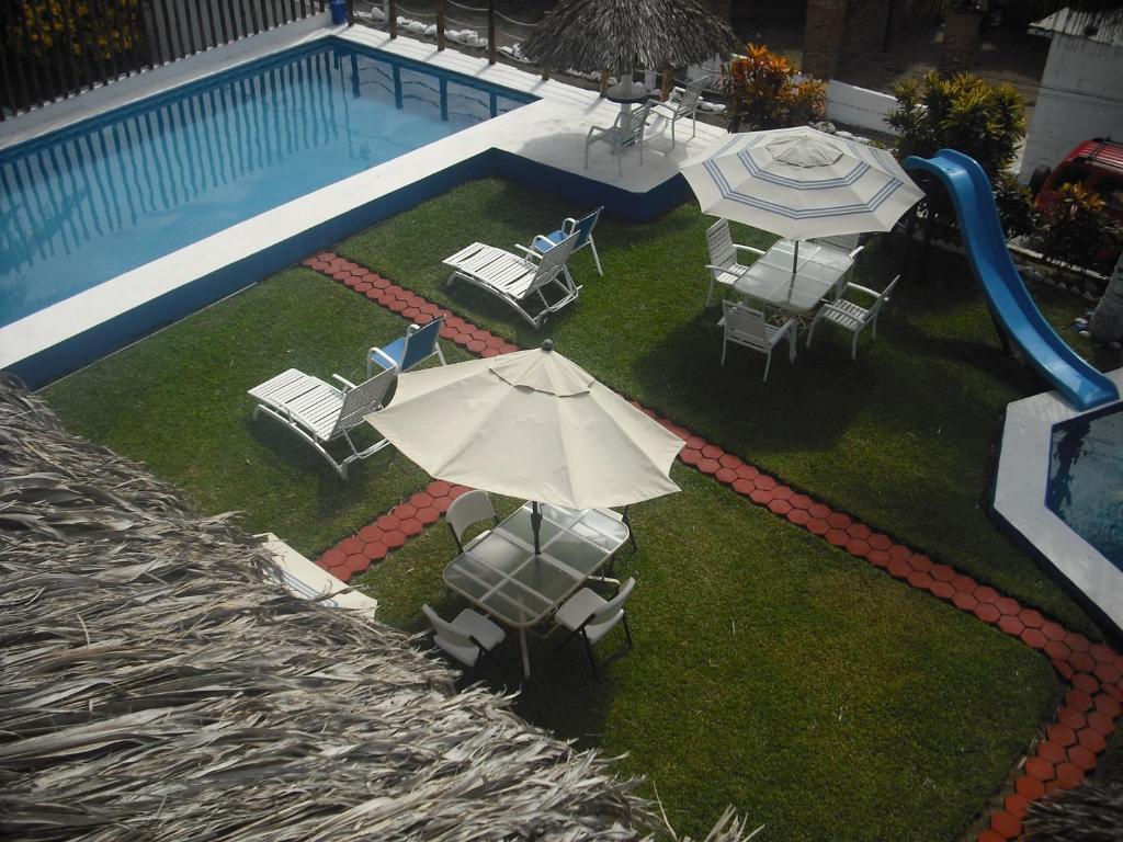 Bazén v ubytování Hotel Villas del Rey nebo v jeho okolí