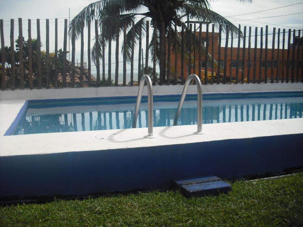 Bazén v ubytování Hotel Villas del Rey nebo v jeho okolí