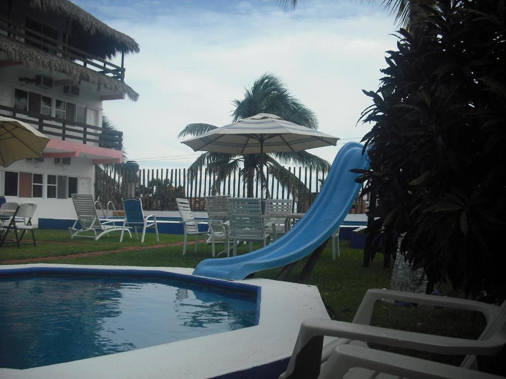 Bazén v ubytování Hotel Villas del Rey nebo v jeho okolí