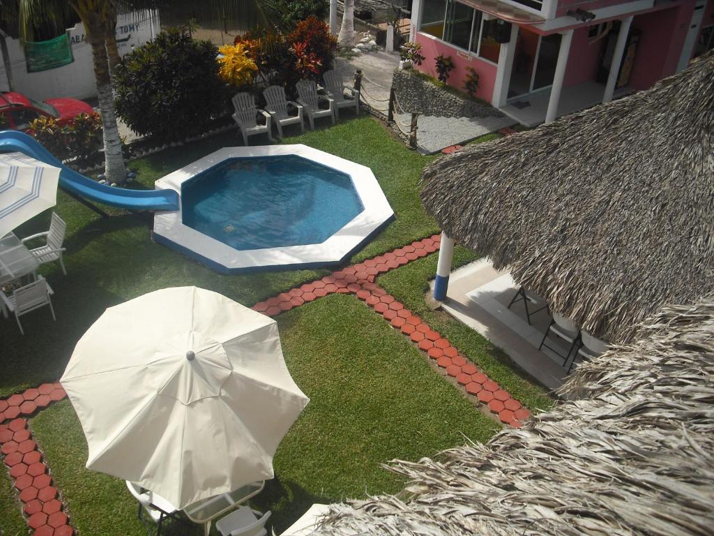 Bazén v ubytování Hotel Villas del Rey nebo v jeho okolí