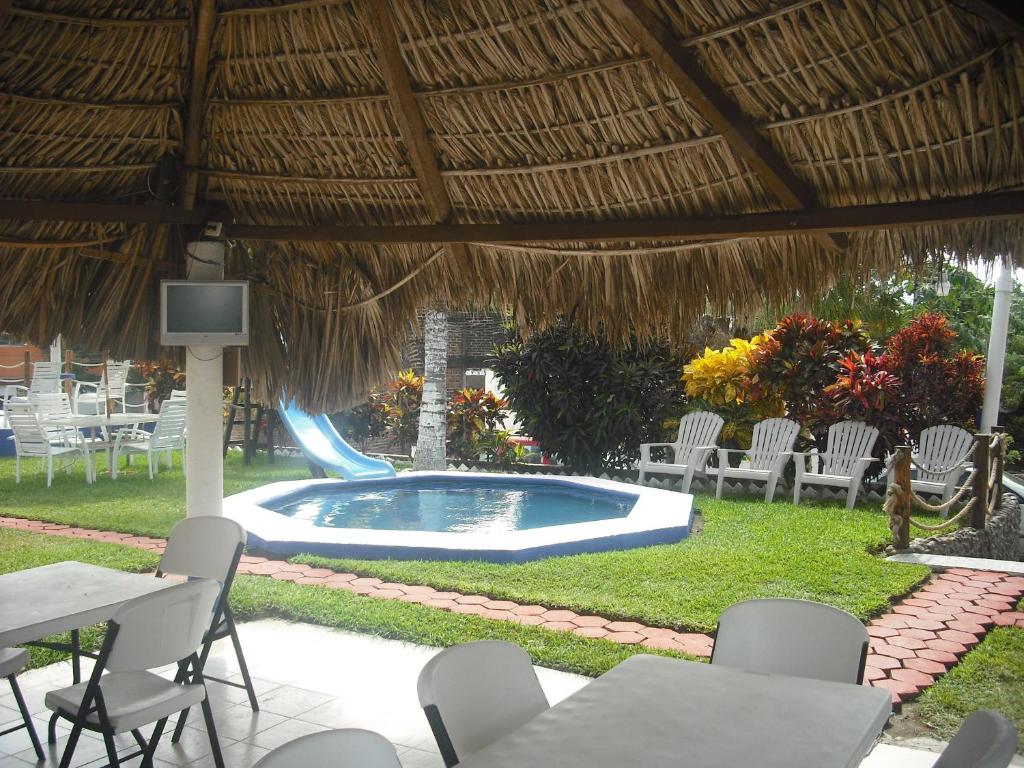 Bazén v ubytování Hotel Villas del Rey nebo v jeho okolí