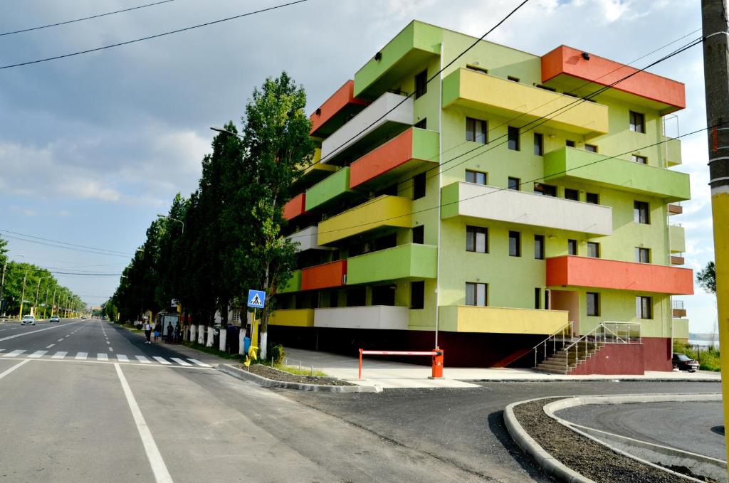 un edificio colorido al lado de una calle en Arlequin Apartments, en Mamaia