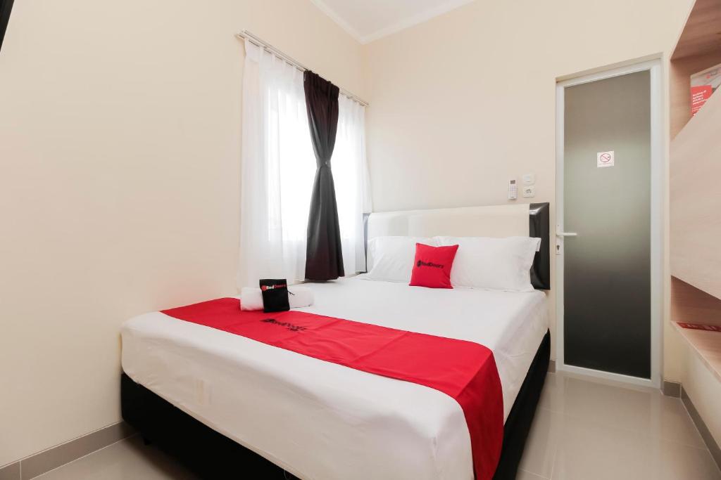 Postel nebo postele na pokoji v ubytování RedDoorz near Soekarno Hatta Airport