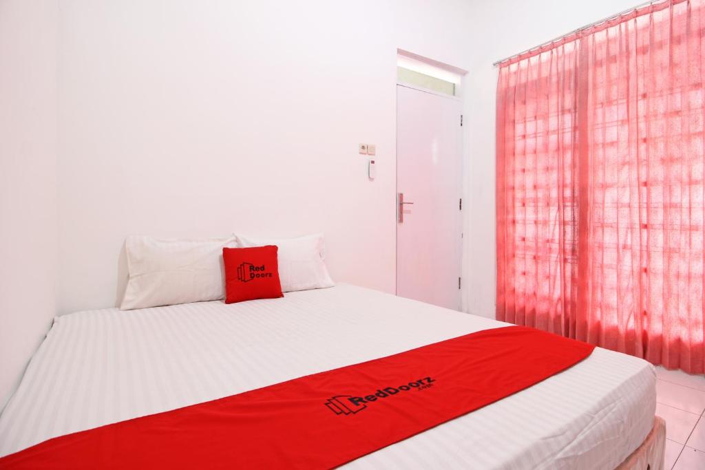 Postel nebo postele na pokoji v ubytování RedDoorz near Terminal Tirtonadi