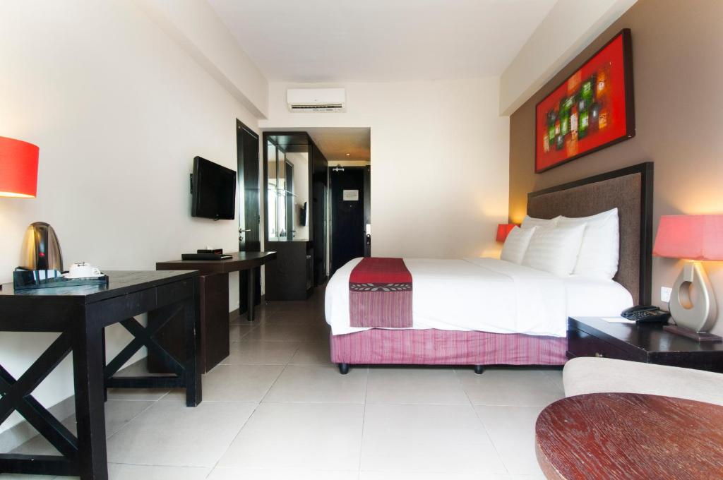 Postel nebo postele na pokoji v ubytování 100 Sunset Kuta Hotel & Ballroom