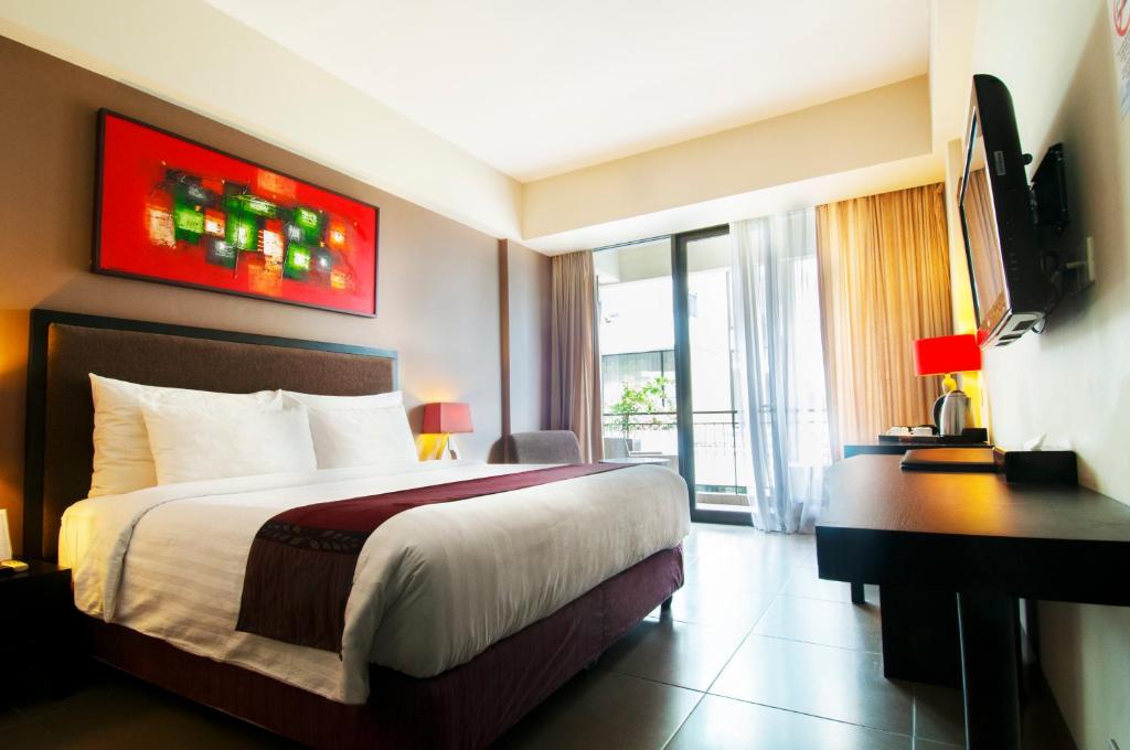 Postel nebo postele na pokoji v ubytování 100 Sunset Kuta Hotel & Ballroom