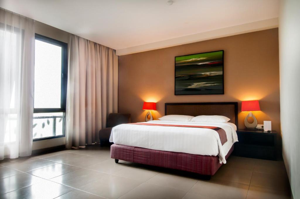 Postel nebo postele na pokoji v ubytování 100 Sunset Kuta Hotel & Ballroom