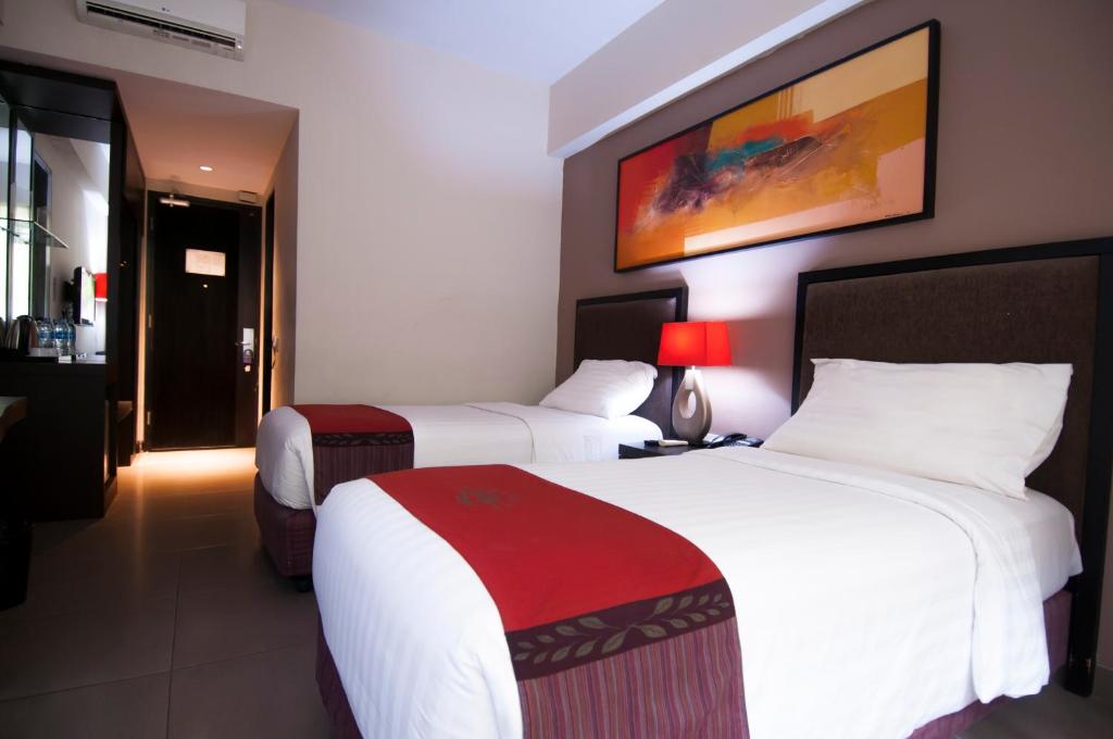 Postel nebo postele na pokoji v ubytování 100 Sunset Kuta Hotel & Ballroom