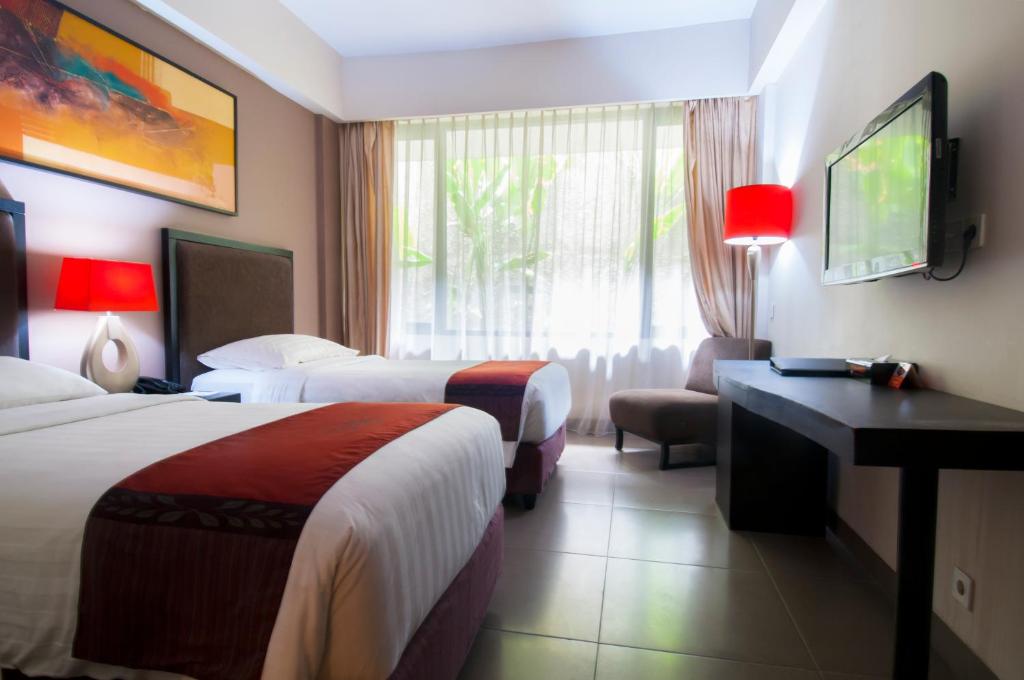 Postel nebo postele na pokoji v ubytování 100 Sunset Kuta Hotel & Ballroom