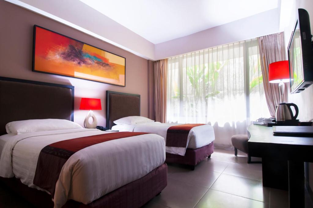 Postel nebo postele na pokoji v ubytování 100 Sunset Kuta Hotel & Ballroom