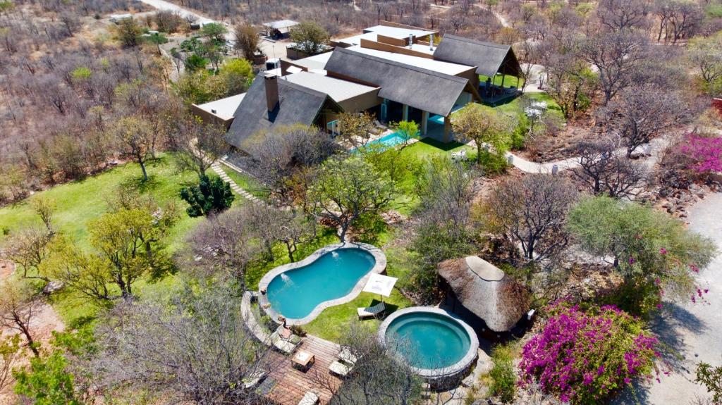 una vista aérea de una casa con piscina y un complejo en Toshari Lodge, en Okaukuejo