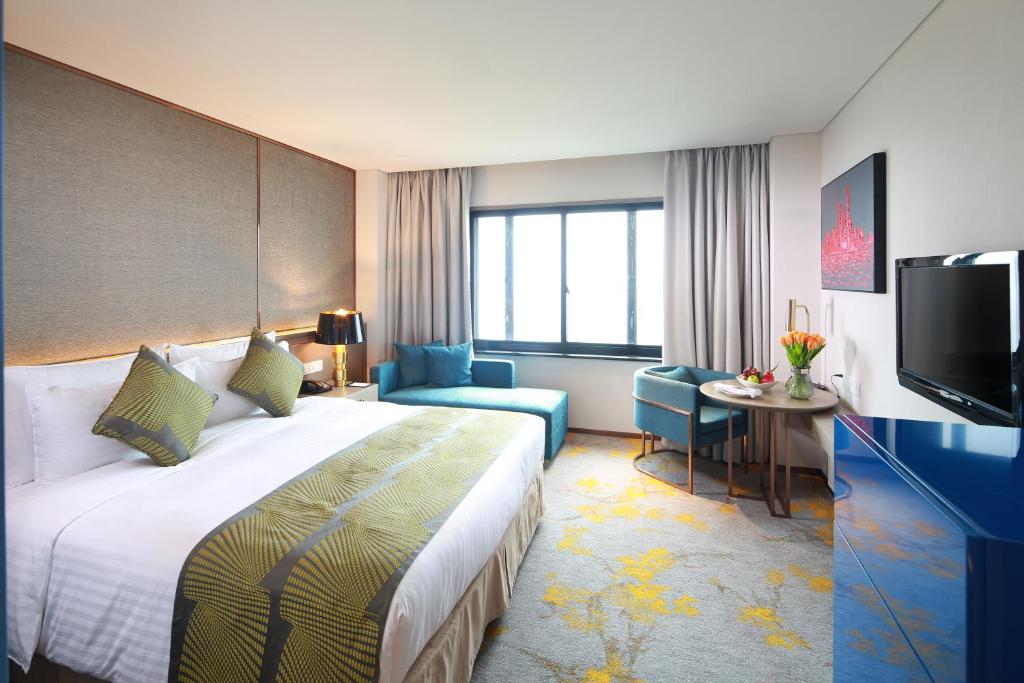 Postel nebo postele na pokoji v ubytování Golden Tulip Shanghai Hongqiao - A Louvre Hotel