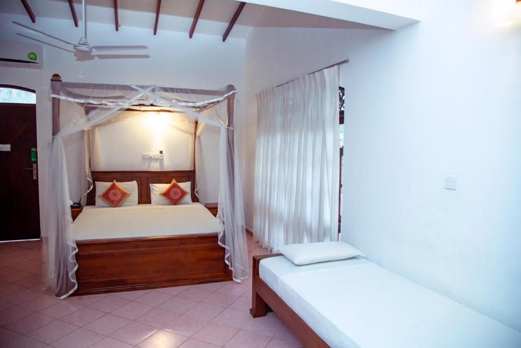 Postel nebo postele na pokoji v ubytování Prince Beach Hotel Bentota