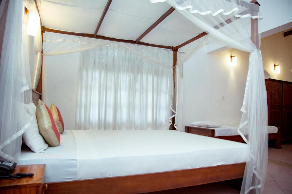 Postel nebo postele na pokoji v ubytování Prince Beach Hotel Bentota