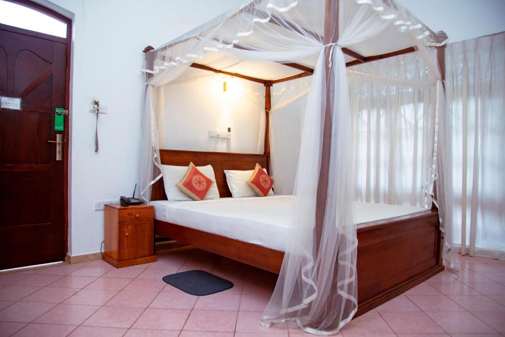 Postel nebo postele na pokoji v ubytování Prince Beach Hotel Bentota