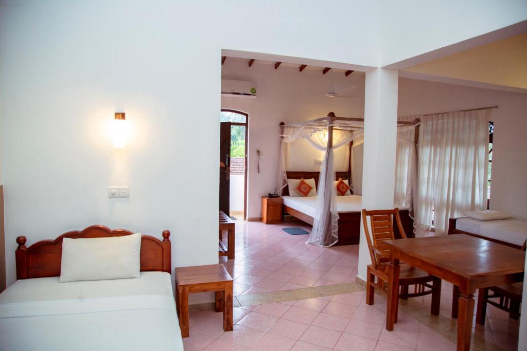 Postel nebo postele na pokoji v ubytování Prince Beach Hotel Bentota