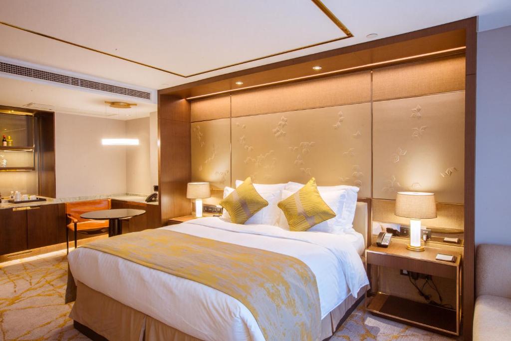 Postel nebo postele na pokoji v ubytování Golden Tulip Shanghai Hongqiao - A Louvre Hotel