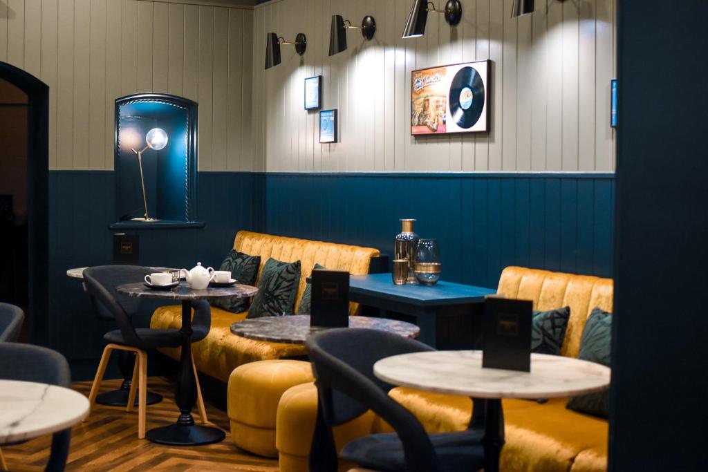 - un restaurant avec deux tables et des chaises ainsi qu'une table et deux tables dans l'établissement Dansaert Hotel, à Bruxelles