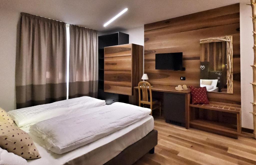Postel nebo postele na pokoji v ubytování Hotel Cristallo
