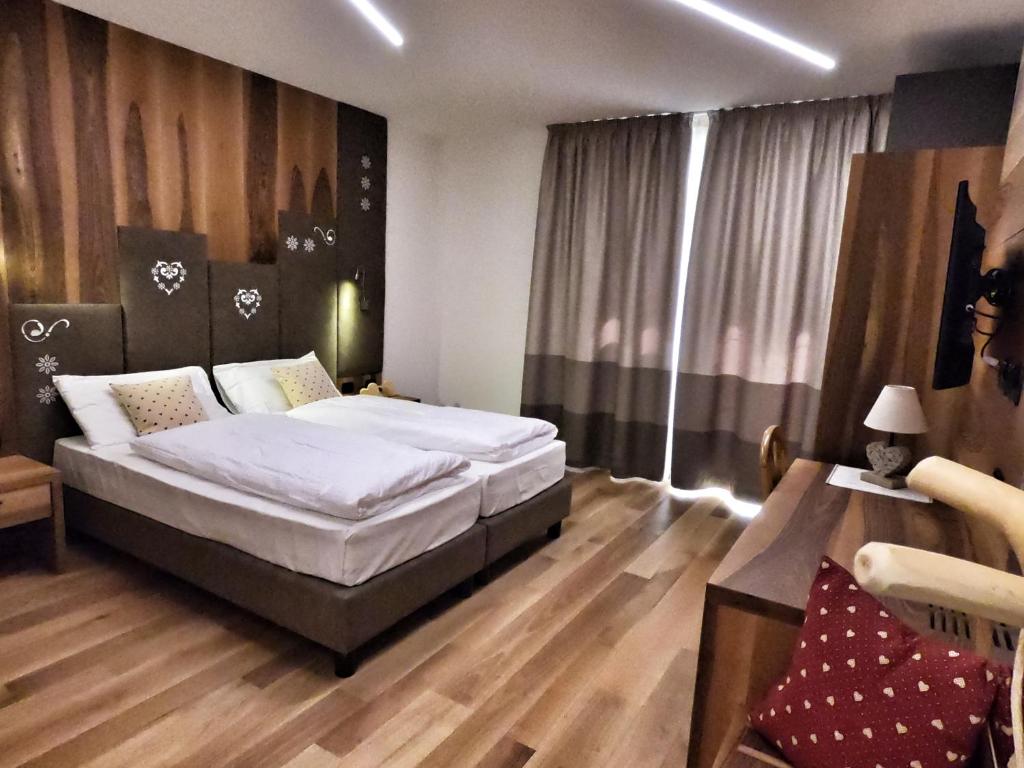 Postel nebo postele na pokoji v ubytování Hotel Cristallo