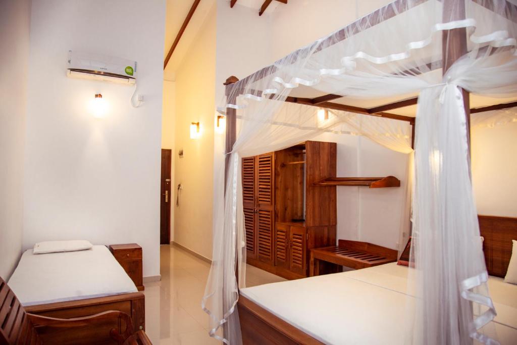 Postel nebo postele na pokoji v ubytování Prince Beach Hotel Bentota