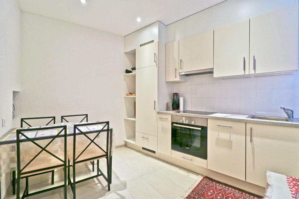 Kuchyň nebo kuchyňský kout v ubytování Charmant appartement au cœur de Sion
