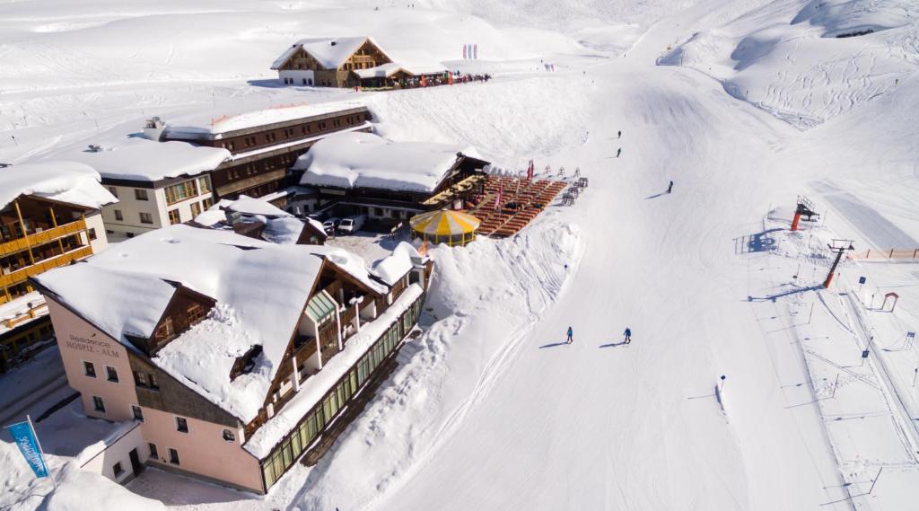 サンクト・クリストフ・アム・アールベルクにあるHospiz Alm Residenzenの雪上スキー場の空中ビュー