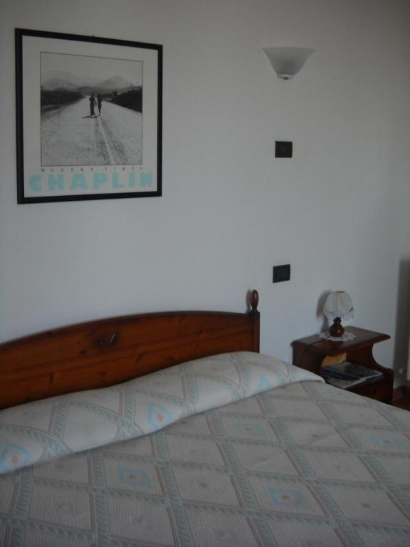 A bed or beds in a room at Charlie Chaplin
