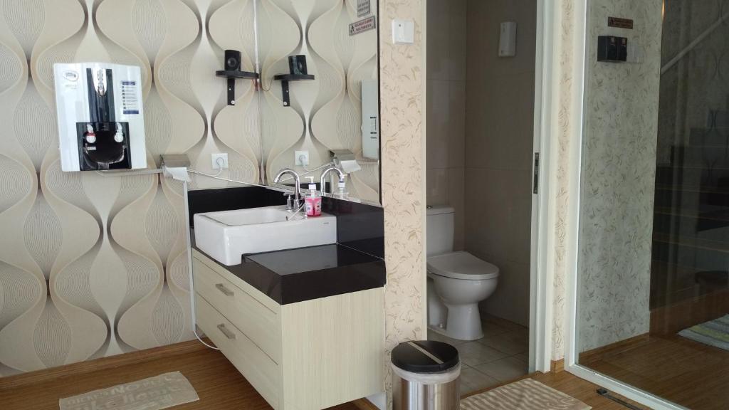y baño con lavabo y aseo. en One-8 Premium Villa, en Dayu