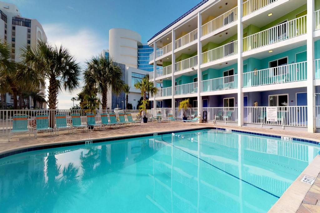 einem großen Pool vor einem Gebäude in der Unterkunft Pelican Pointe in Clearwater Beach