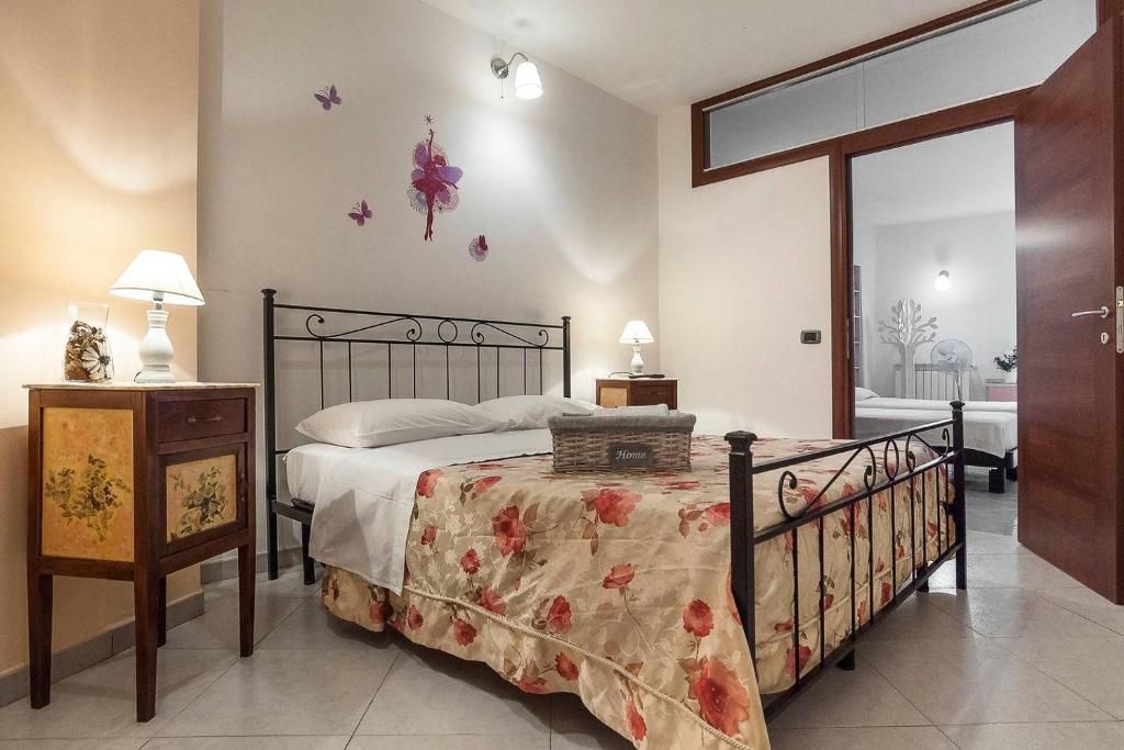 um quarto com uma cama grande e uma janela em La Casetta in Centro em Anagni