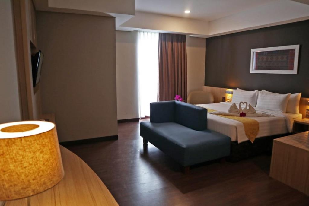 Postel nebo postele na pokoji v ubytování Anara Sky Kualanamu Hotel