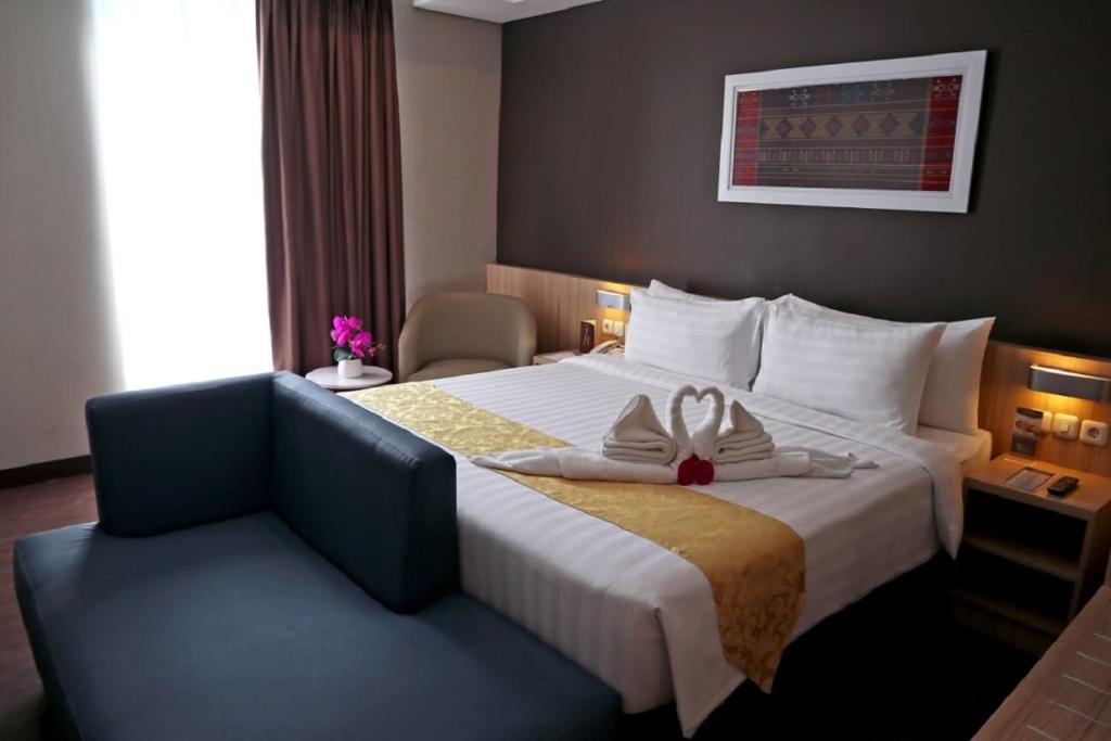 Postel nebo postele na pokoji v ubytování Anara Sky Kualanamu Hotel