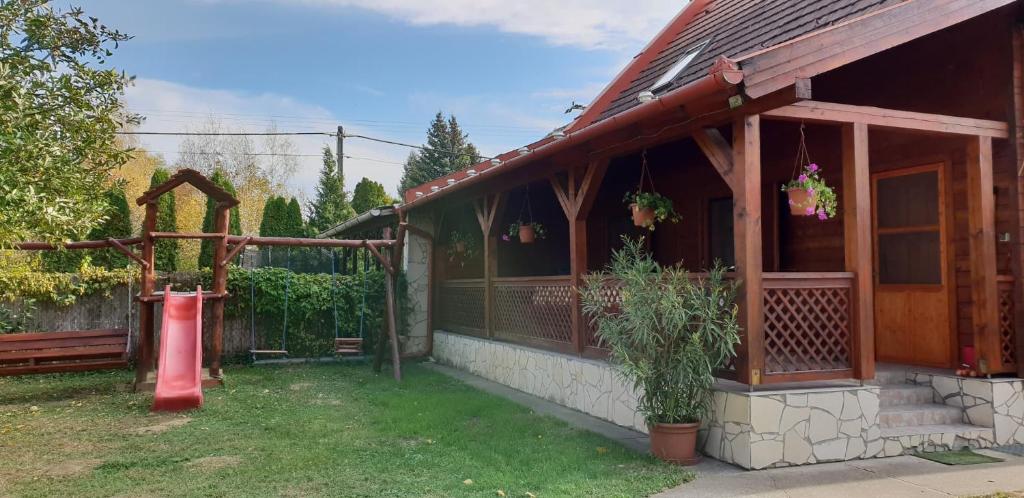 Alexandra Vendégház - Holiday Home