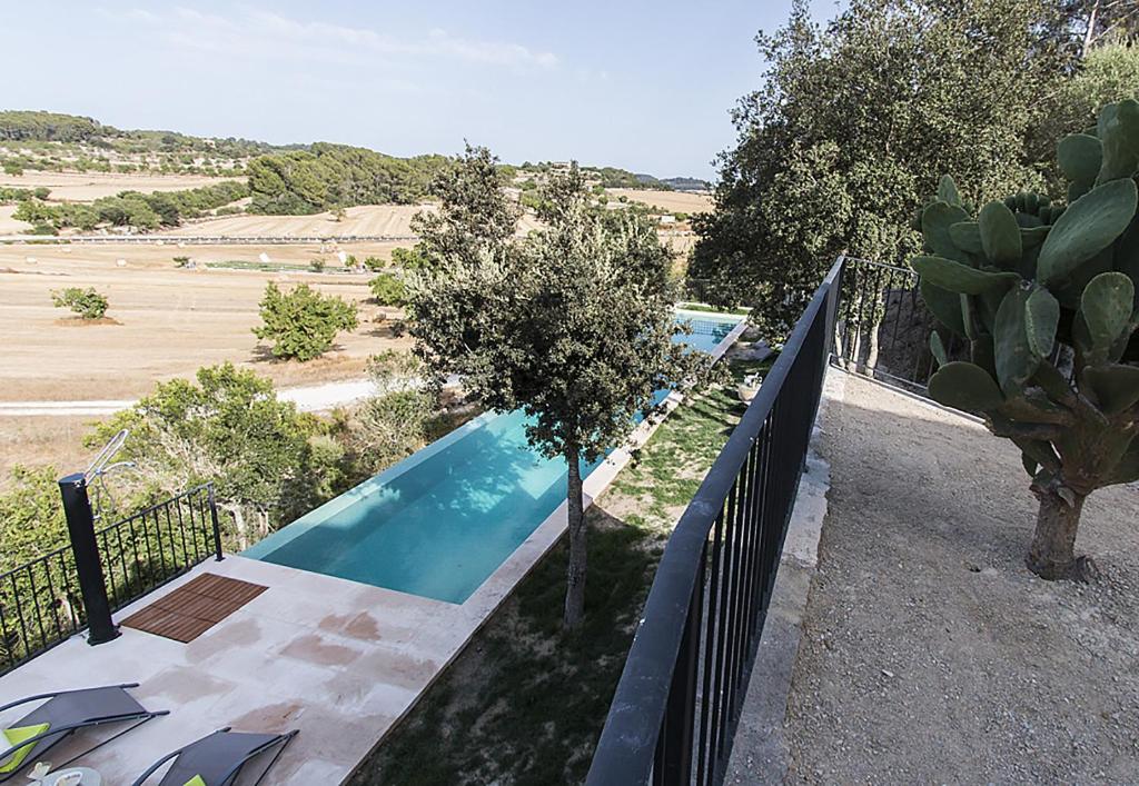Bazén v ubytování Country House Sa Serra nebo v jeho okolí