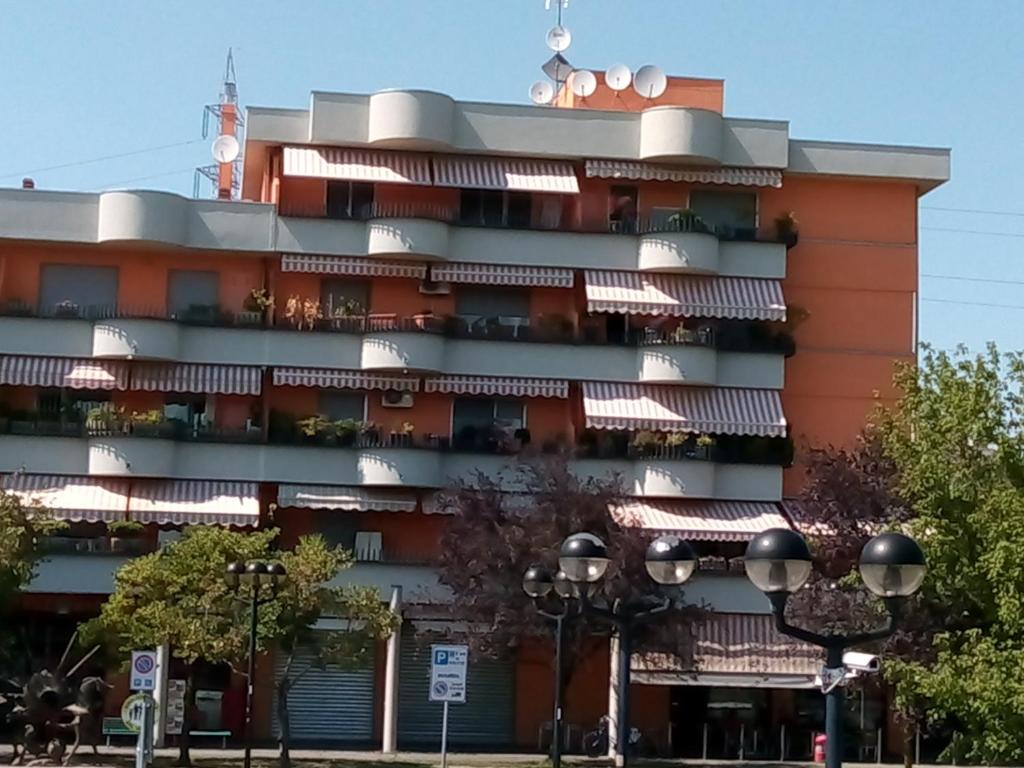 un edificio con muchos balcones. en B&B Metrò, en Bussero