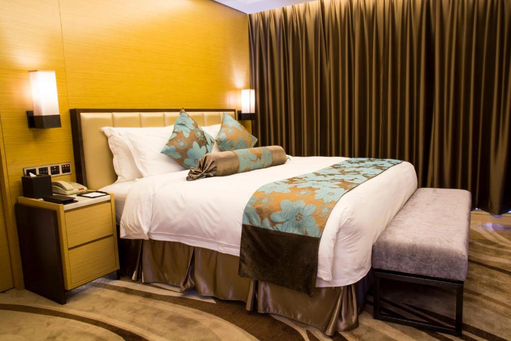 Postel nebo postele na pokoji v ubytování Shenzhen Futian Wyndham Grand