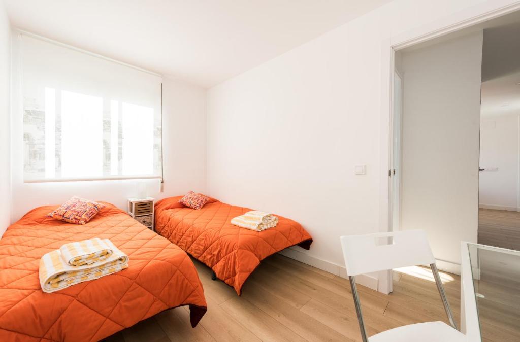 Postel nebo postele na pokoji v ubytování Ever House IFEMA Mar de Cristal