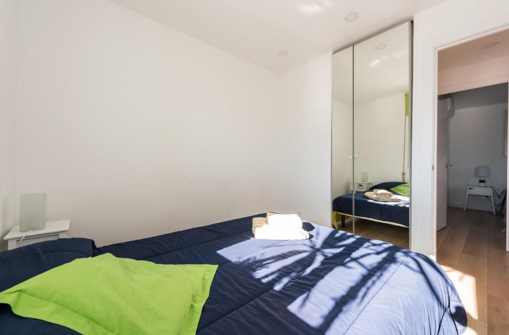 Postel nebo postele na pokoji v ubytování Ever House IFEMA Mar de Cristal