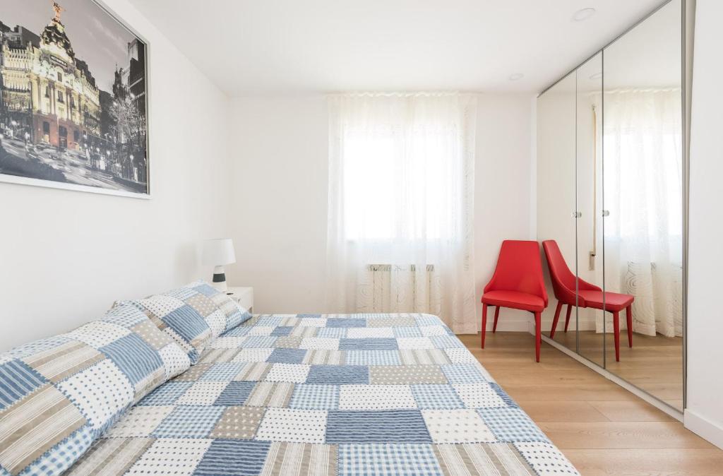 Postel nebo postele na pokoji v ubytování Ever House IFEMA Mar de Cristal