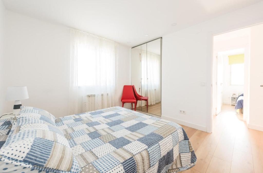 Postel nebo postele na pokoji v ubytování Ever House IFEMA Mar de Cristal
