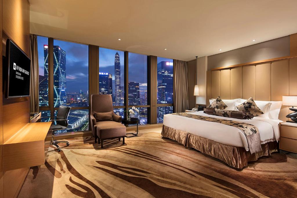 Postel nebo postele na pokoji v ubytování Shenzhen Futian Wyndham Grand