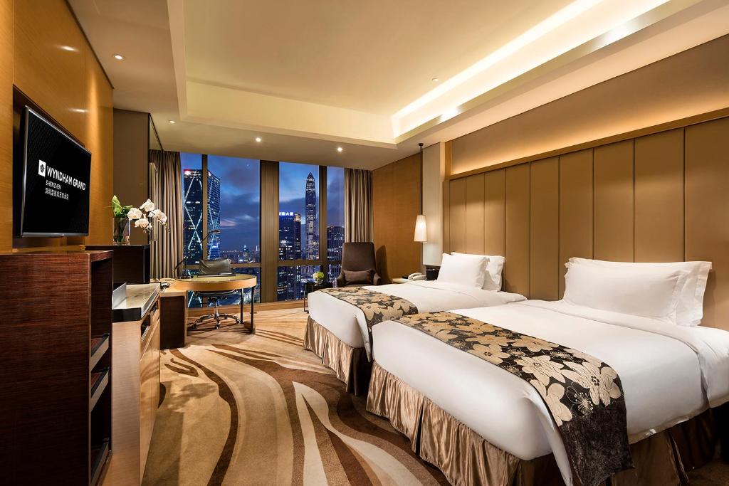 Postel nebo postele na pokoji v ubytování Shenzhen Futian Wyndham Grand