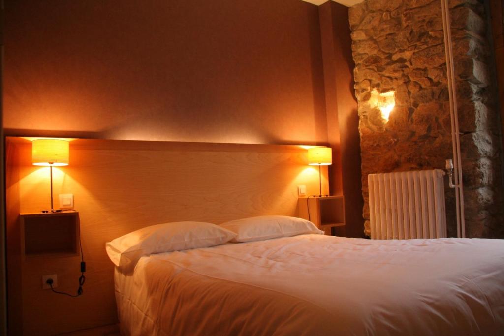 Postel nebo postele na pokoji v ubytování Hôtel Le Chalet