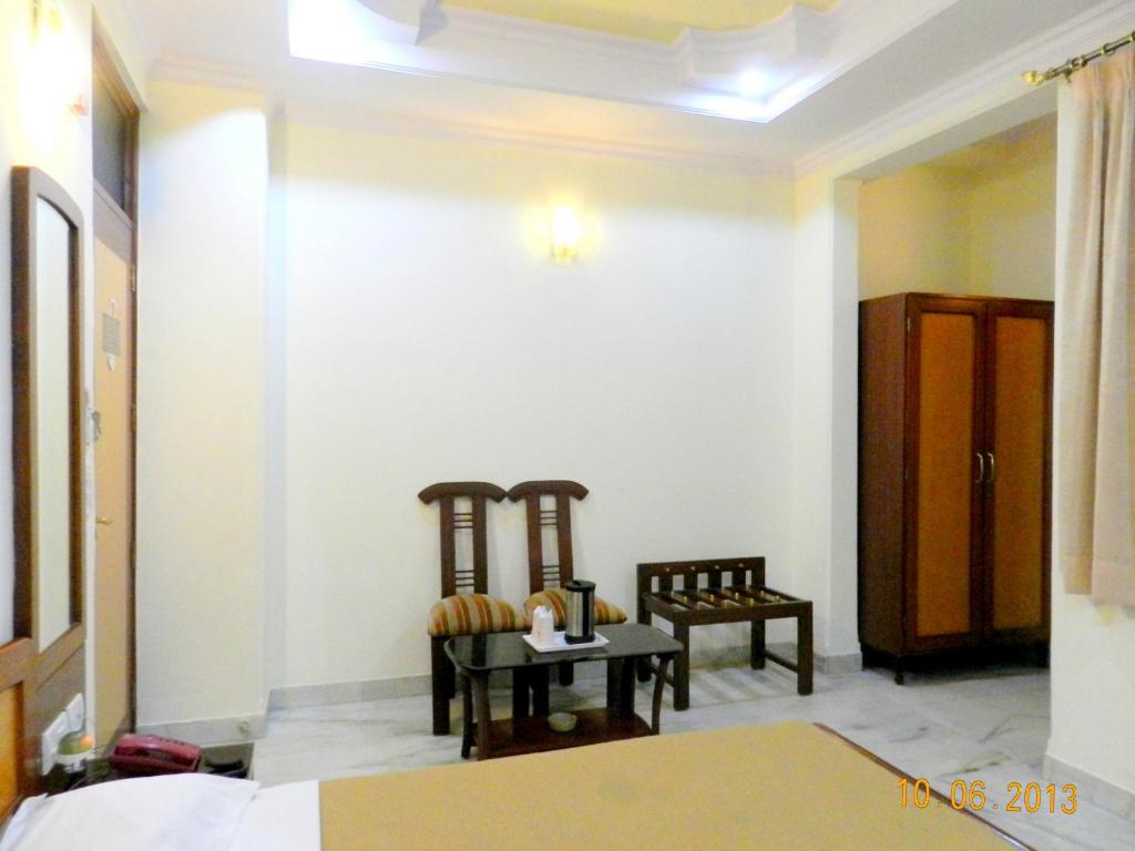 Postel nebo postele na pokoji v ubytování Hotel Tara Palace, Chandni Chowk