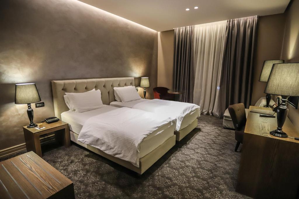En eller flere senger på et rom på Mondial Hotel