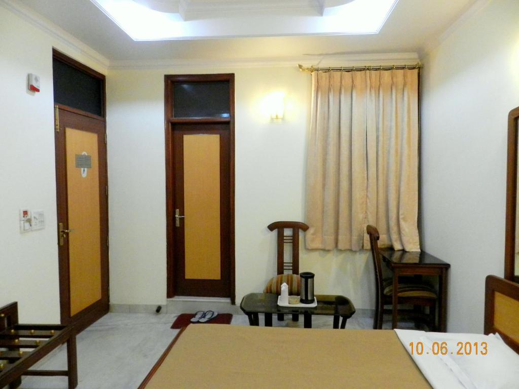 Postel nebo postele na pokoji v ubytování Hotel Tara Palace, Chandni Chowk