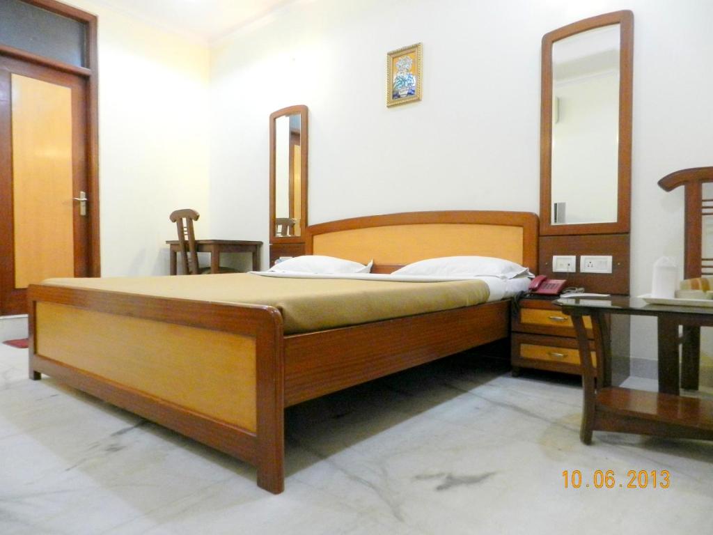 Postel nebo postele na pokoji v ubytování Hotel Tara Palace, Chandni Chowk