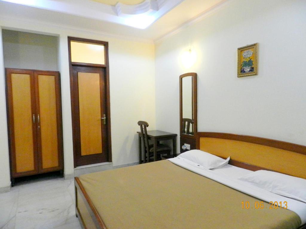 Postel nebo postele na pokoji v ubytování Hotel Tara Palace, Chandni Chowk