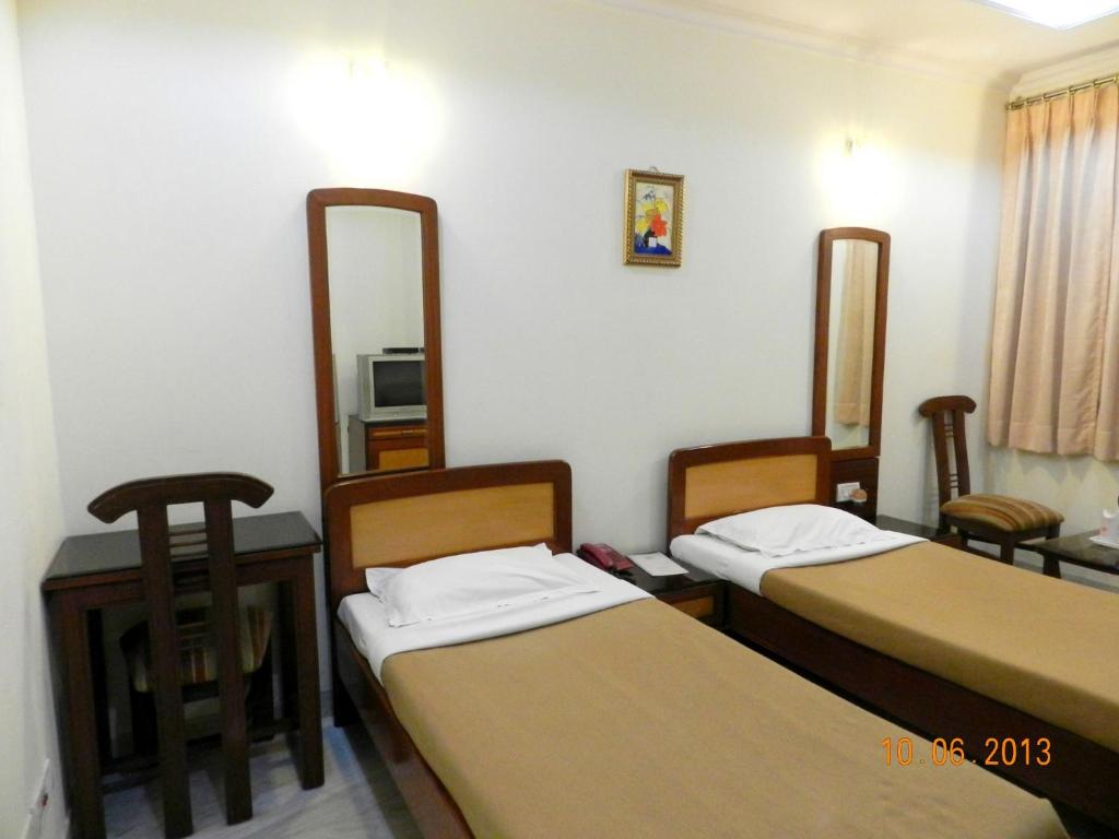 Postel nebo postele na pokoji v ubytování Hotel Tara Palace, Chandni Chowk